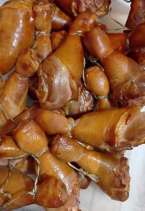 Домашнє копчення свинина та курятина.