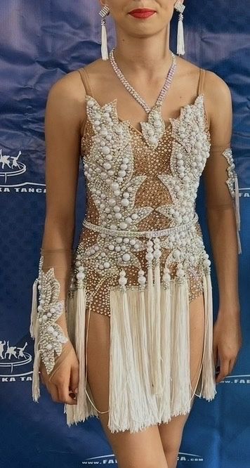 Sukienka zdobiona do łaciny