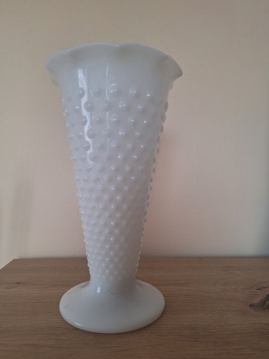 Wazon biały średniej wielkości