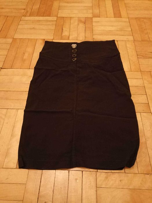 Czarna spódnica z guzikami