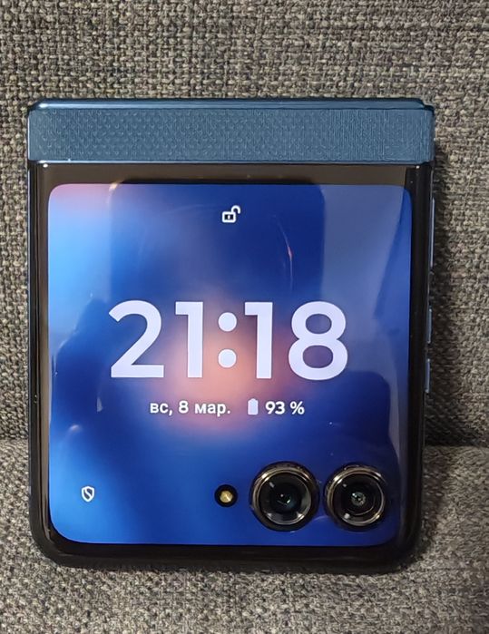 Смартфон Moto razr 2025 8/256