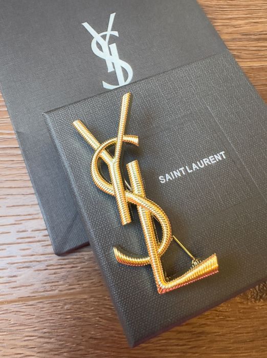 Broszka YSL złota metaliczna 6,7 cm