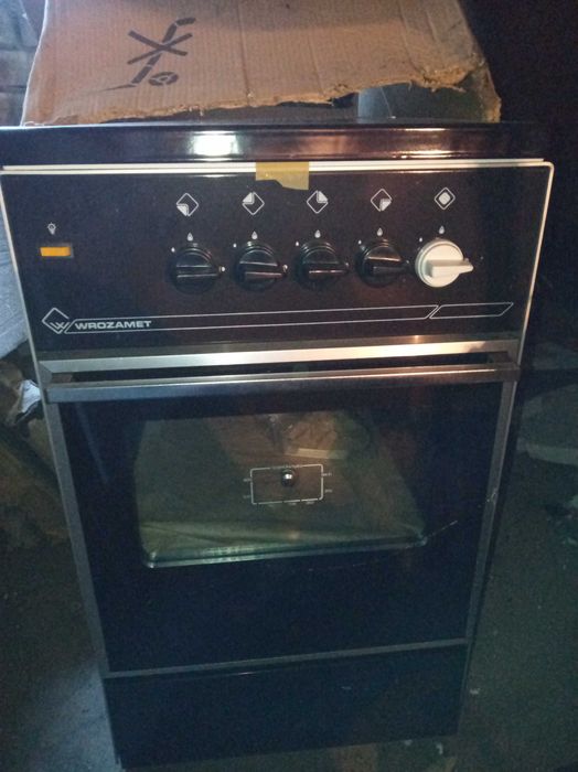 Новая газовая плита и газовый балон