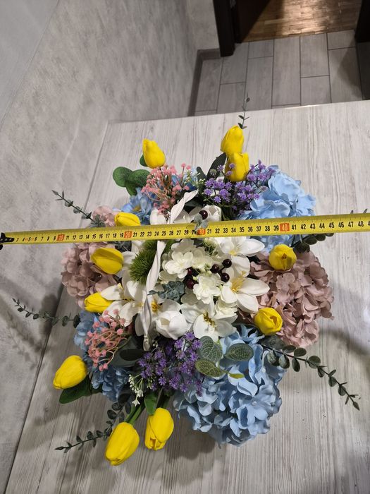 Композиція зі штучних квітів на кладовище корзина