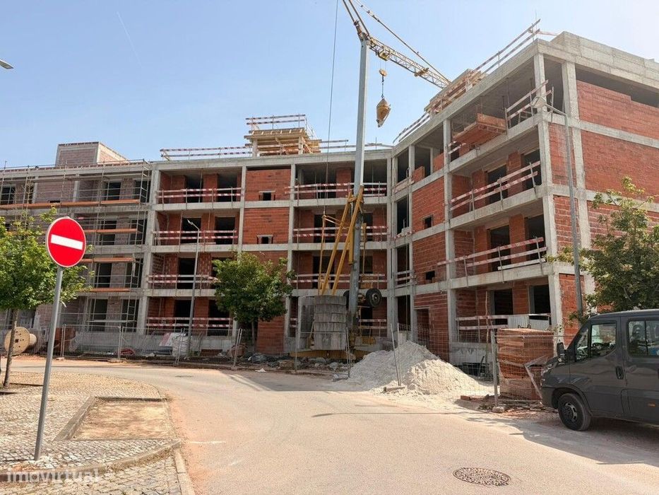 Apartamento T3 com garagem e terraço em zona da Solum