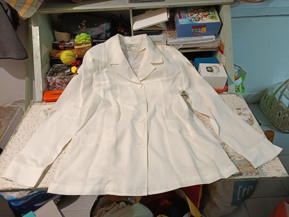 Vendo a roupa mulheres branca e bom estado