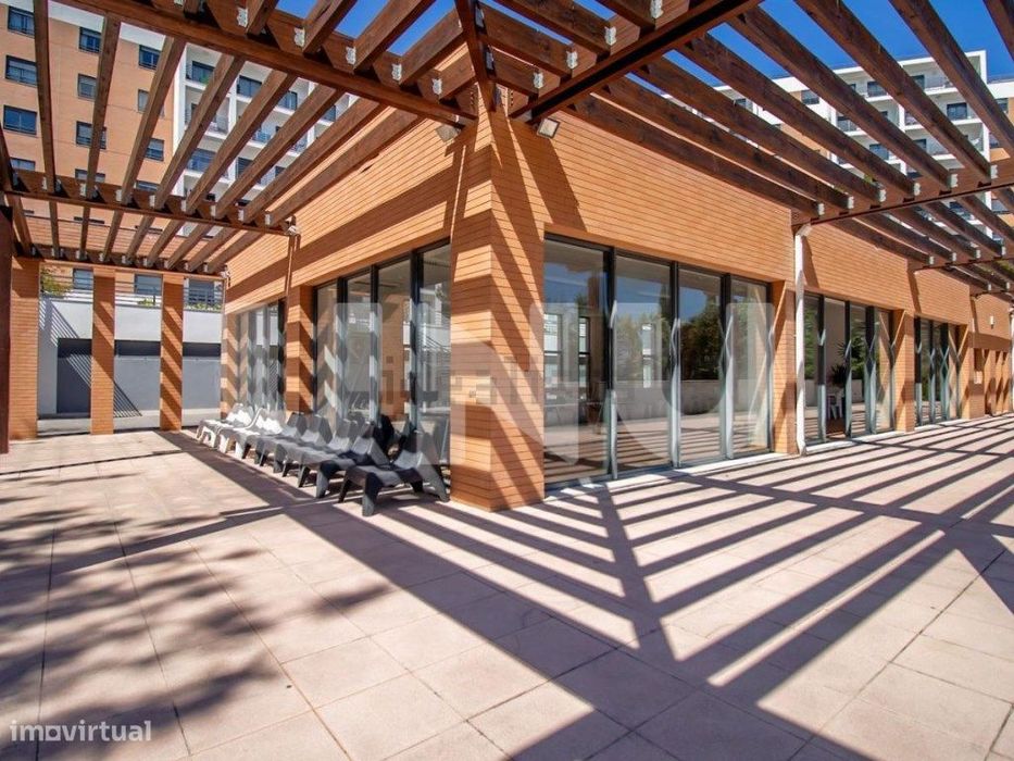 T2 Moderno em Condomínio Privado com Piscina e Garagem