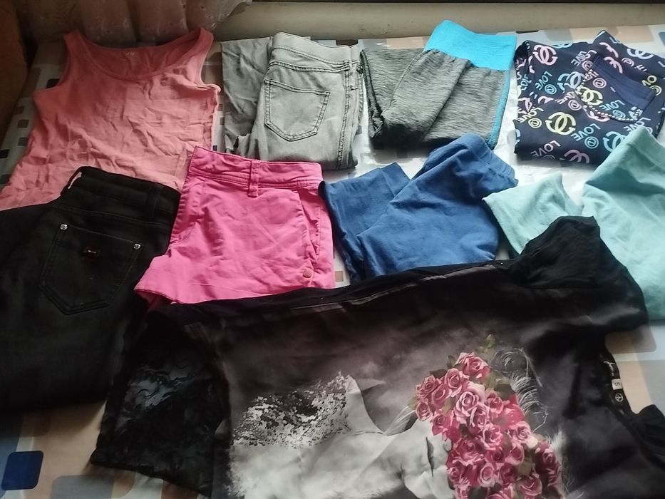 Одяг на дівчину.