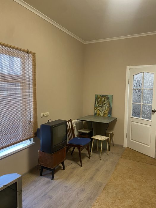 Частина будинку по вулиці Домбровського фасадна