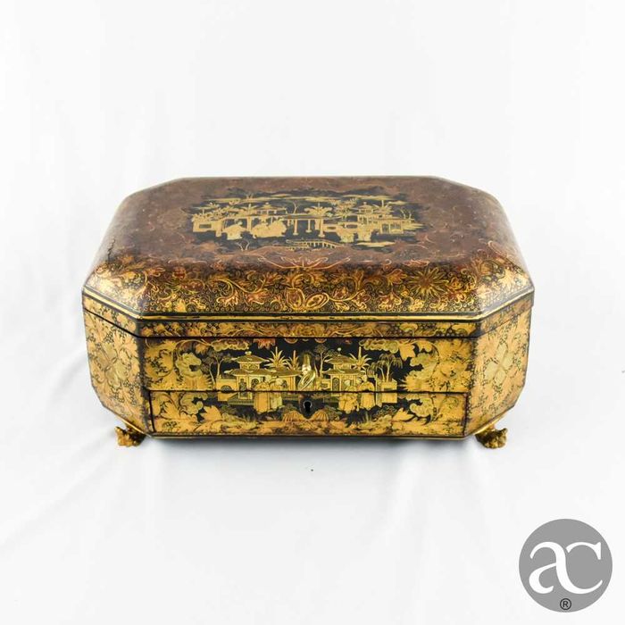 Caixa de costura em madeira lacada chinesa, séc. XIX