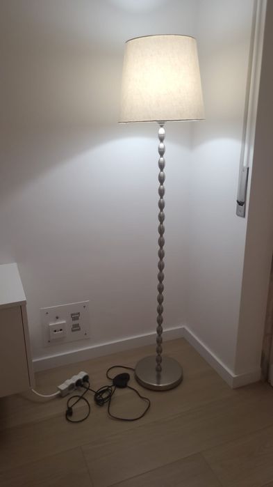 Candeeiro pé alto com abajur beje