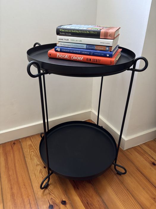 Mesa auxiliar IKEA LIVELYCKE preta com 2 tabuleiros