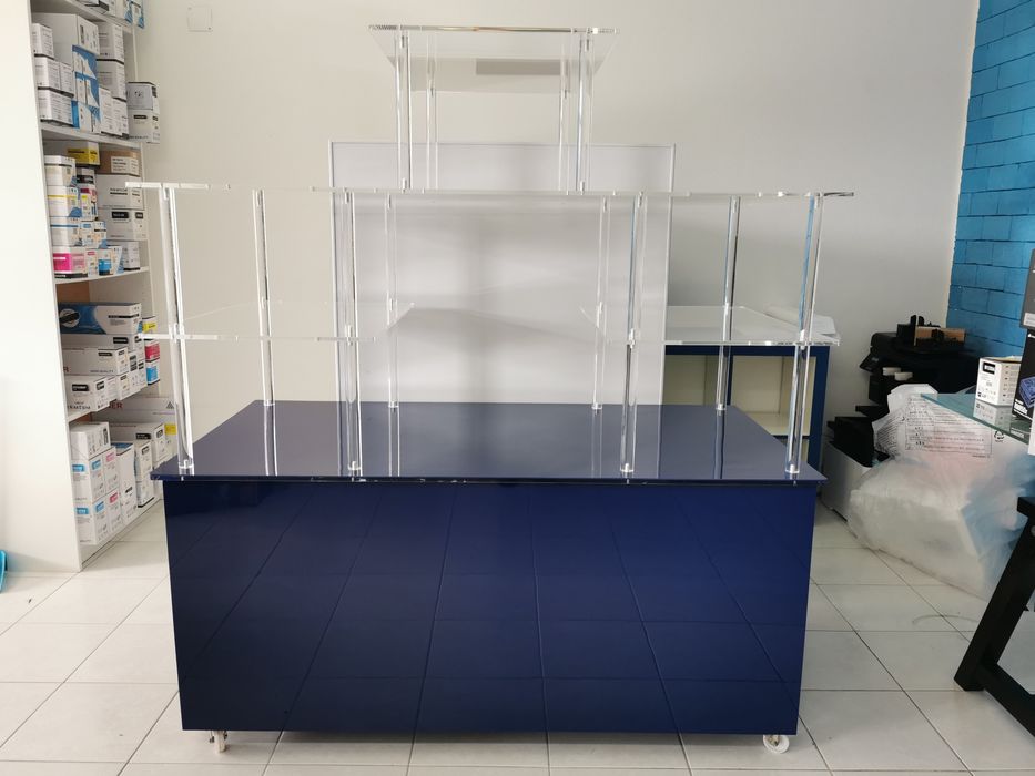 Estante em acrílico com rodas