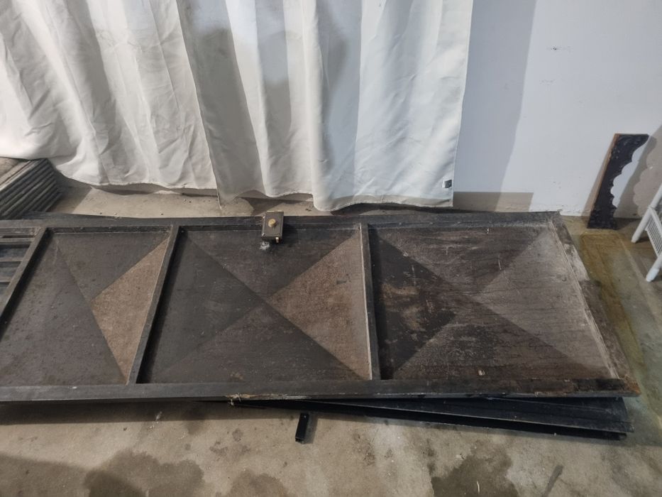 Portão de ferro preto