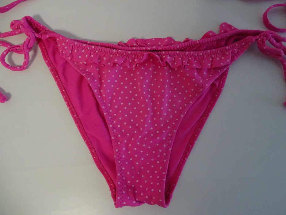 Bikini rosa ás bolinhas e folhos