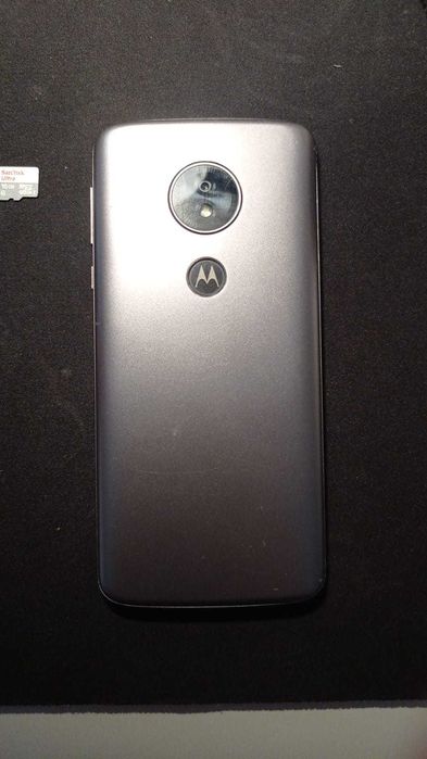 Motorola E5 cinzento e cartão microsd