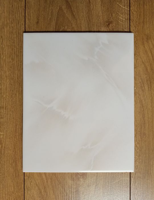 Płytki kafelki w jasnej kolorystyce 25 cm x 20 cm.