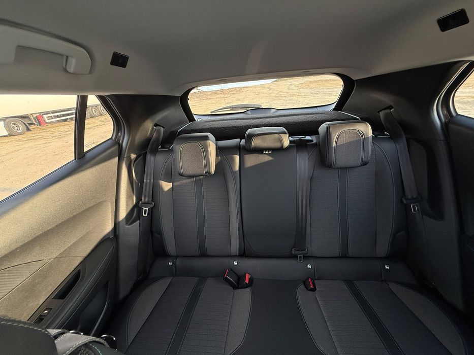 Vendo Peugeot 2008 Allure 1.2 PureTech 100cv, matriculado em junho de 2022, com 140.000 km.