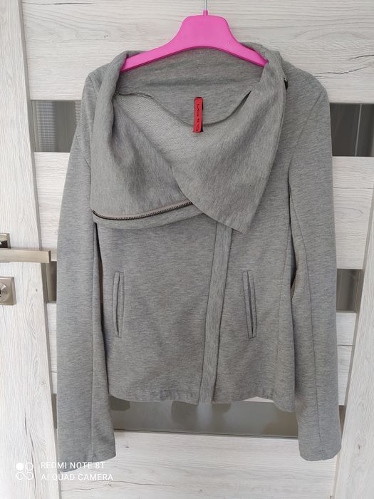 Bluza z ozdobnym kolnierzem