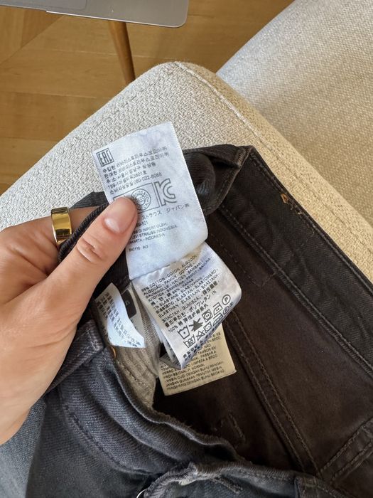 Levis czarne spodnie mom jeans postrzępione wysoki stan 501