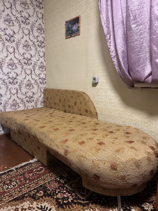 Компактна розкладна канапа-ліжко з нішею для білизни