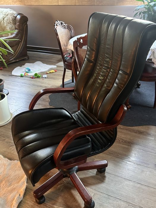 Fotel gabinetowy obrotowy naturalna czarna skóra plus drzewo lite