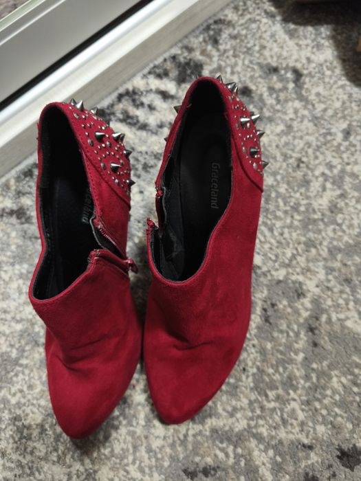 Черевики осінні червоні