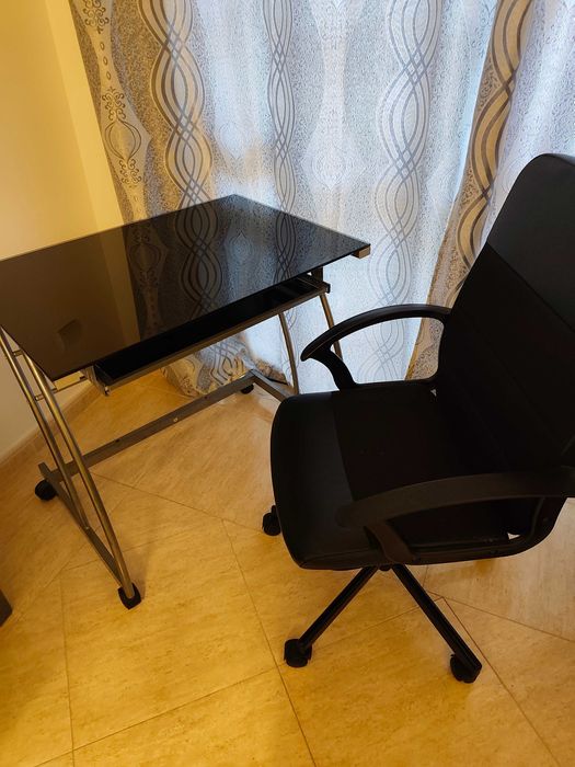 Secretária e cadeira de escritório