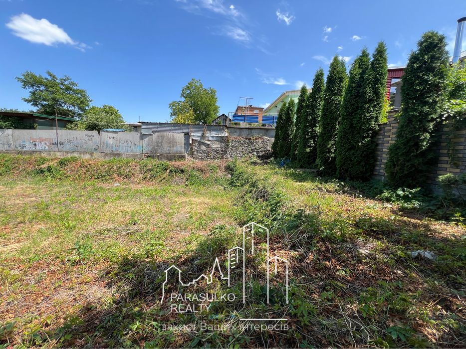 Продам чудову ділянку поруч з парком!