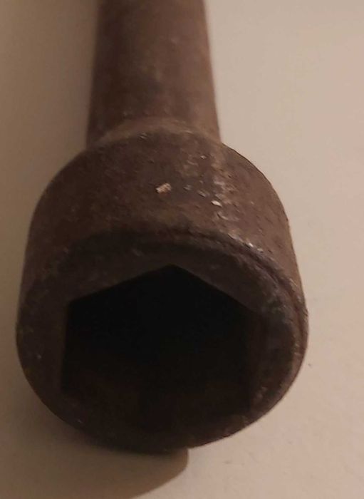 Chave de cruzeta para aperto de porcas de jantes