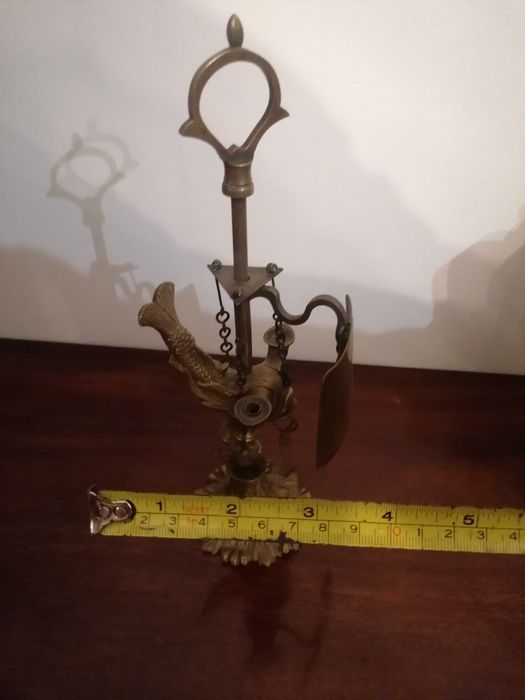 Antigo Candeeiro a Azeite de Latão em Forma de Peixe com Ferramentas