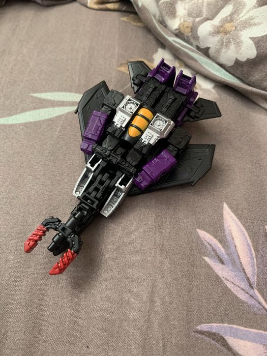 Фігурка-трансформер Hasbro Transfromers Legacy Skywarp