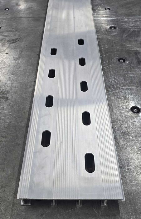 58589F Deska podłogowa aluminiowa 230x20cm Laweta Najazd Certyfikat VDI 2700 Panel podłogowy aluminiowy Platforma Pomoc drogowa Holownik Autolaweta
