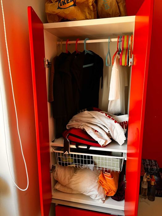 Roupeiro para criança IKEA FRITIDS com caixa de arrumação.