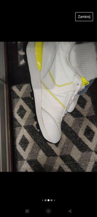 Sneakersy firmy Guess.