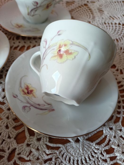 Zestaw 4 filiżanek i spodków