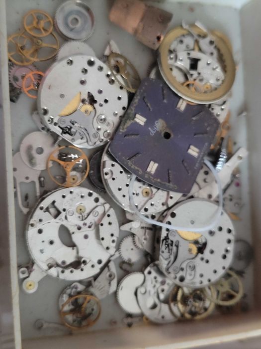 Skrzynka nr 7: Zbiór części do zegarków kieszonkowych i mechanicznych