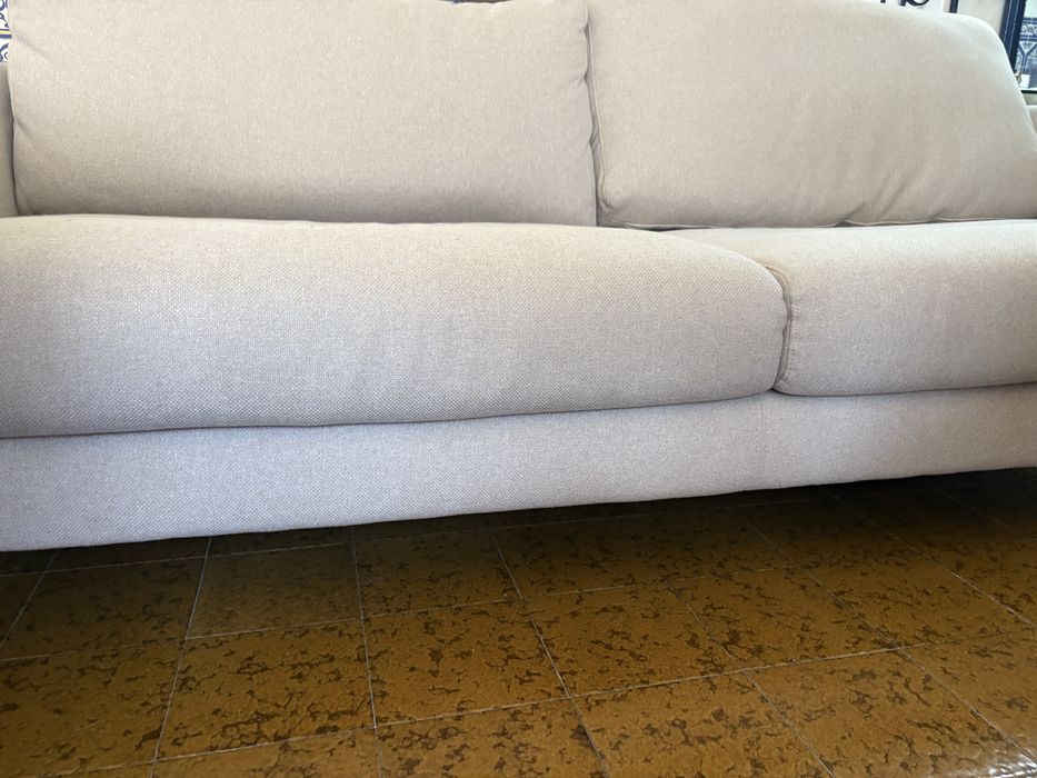 Sofá bege da marca Area, em otimo estado sem manchas e muito confortável!