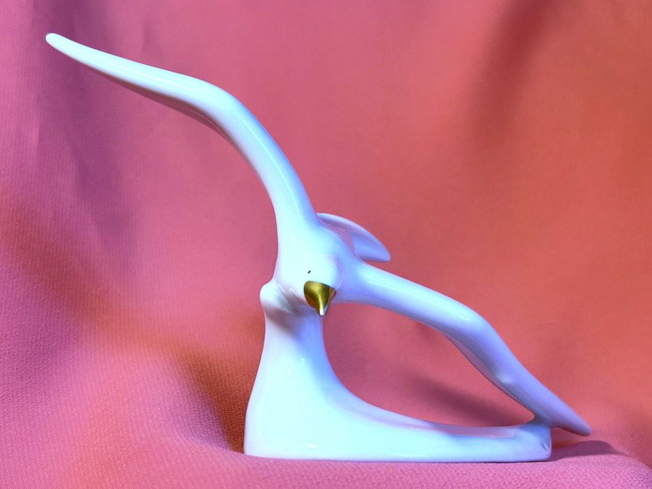 Figurka porcelanowa: „Mewa w locie”,biała porcelana Hollohaza,Hungary