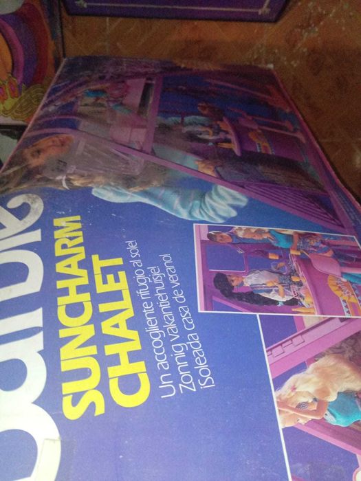 Brinquedo da Barbie penso que está completo defeitos na caixa