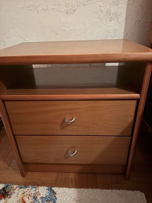 Cama e 2 mesas de cabeceira