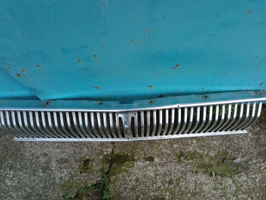 Передняя решетка на авто ГАЗ 24