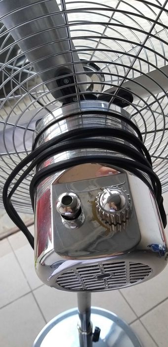 Wiatrak stojacy metalowy srebrny Thomson