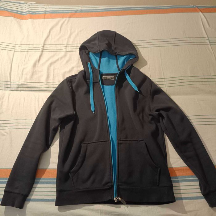 Czarna bluza z kapturem