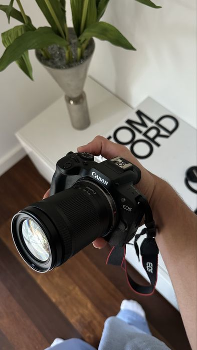 Camera Canon EOS R100 + Lente Lens RF-S18-150mm