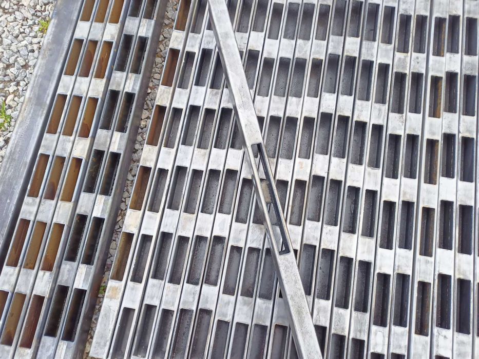 Profile na bramę palisadową dwuskrzydłową, przesuwną, wypalone plazmą.