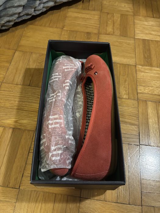 Czerwone zamszowe baleriny Tommy Hilfiger