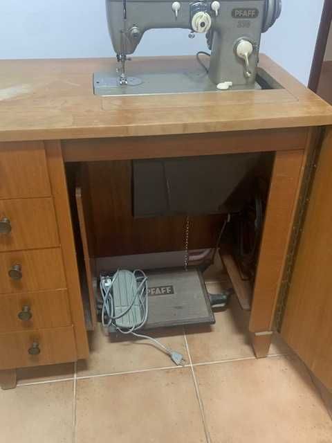 Máquina de costura PFAFF 230 automatic com movel