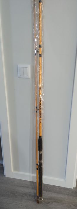 Cana de pesca com carreto e acessórios.