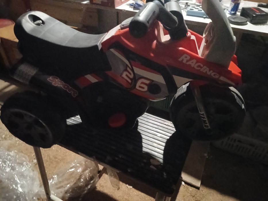 Dziecięcy motor na akumulator.